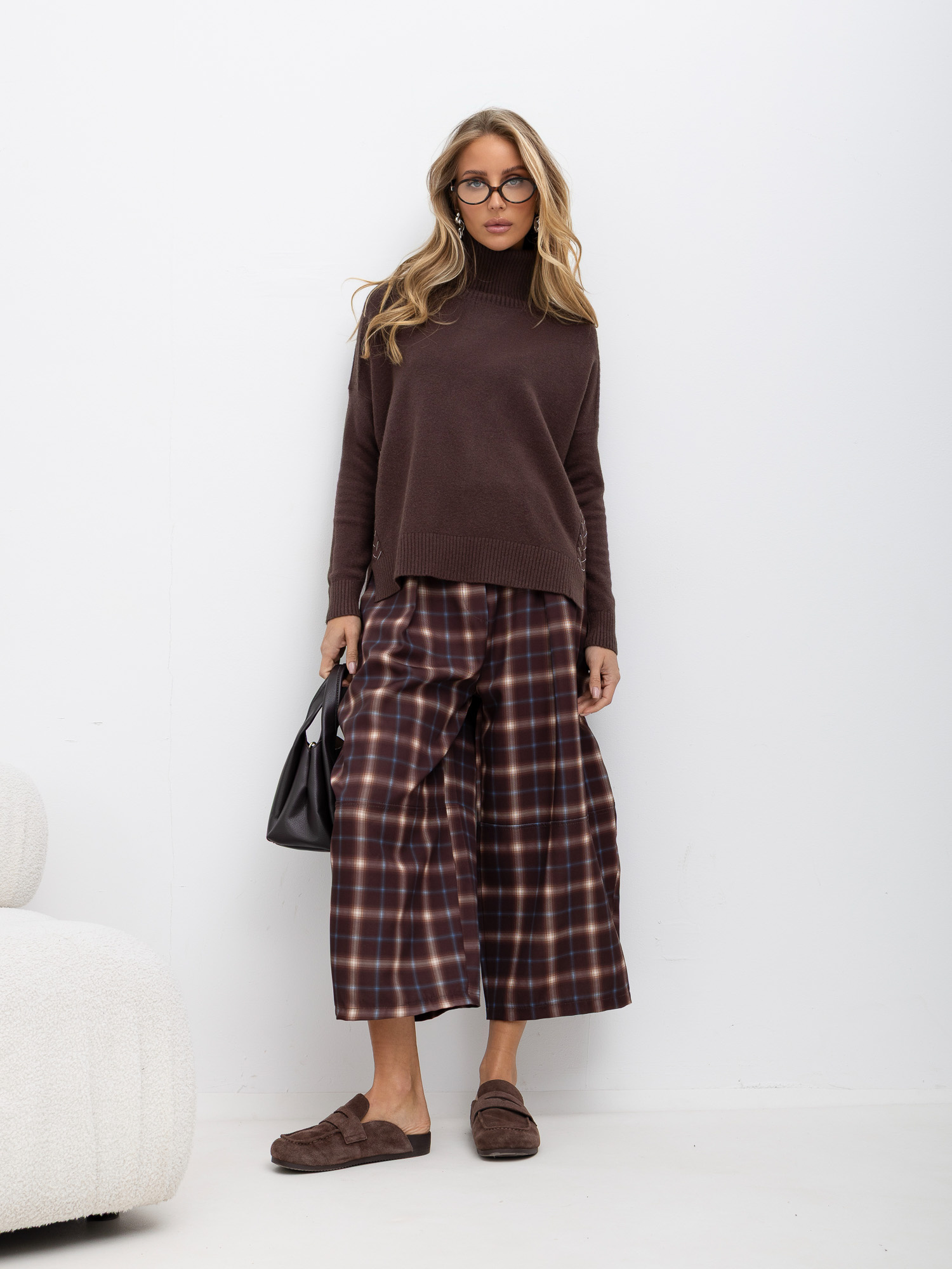 Brązowy damski sweter oversize golf z rozcięciami