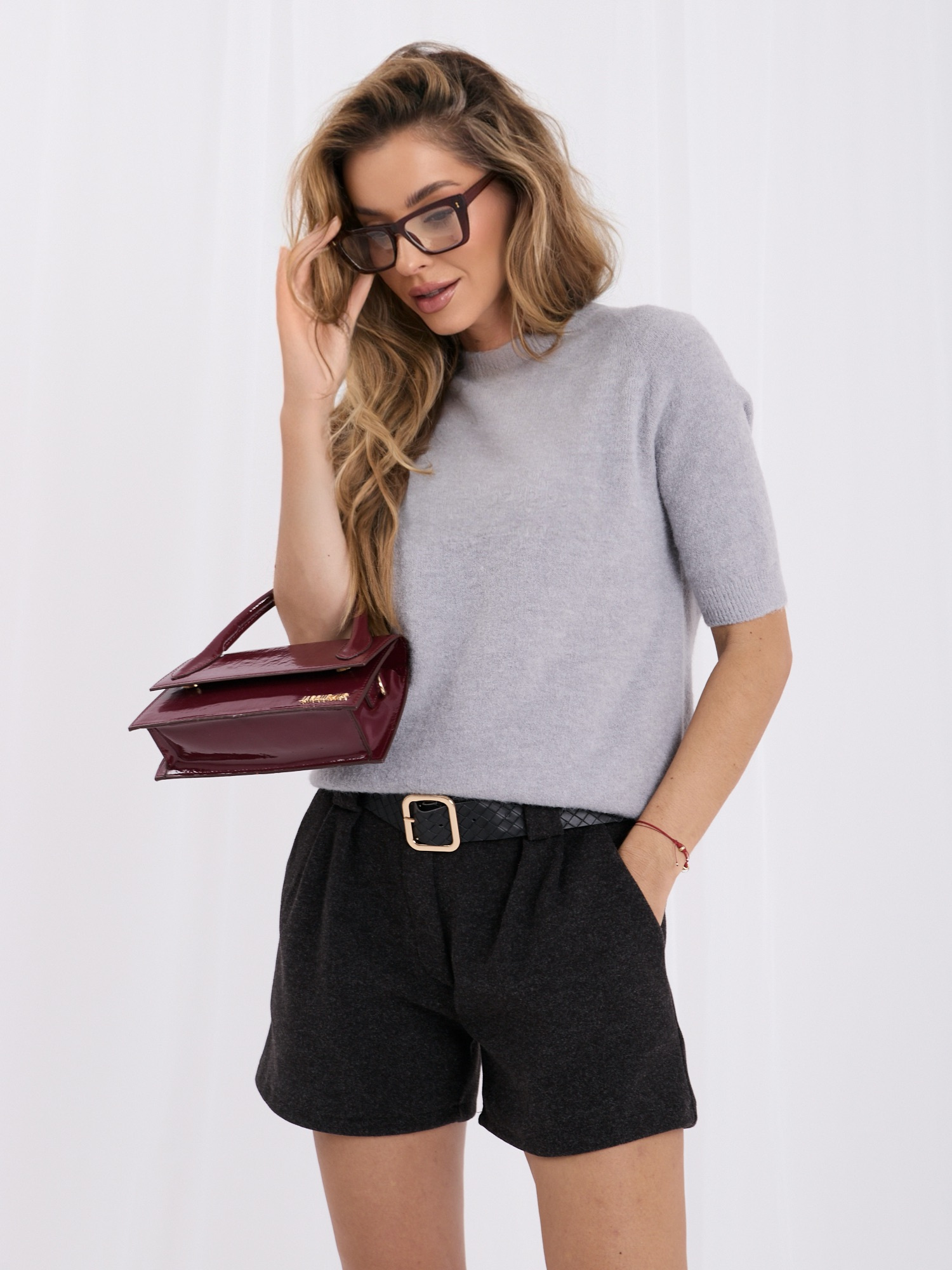 Jasnoszary sweter basic z okrągłym dekoltem