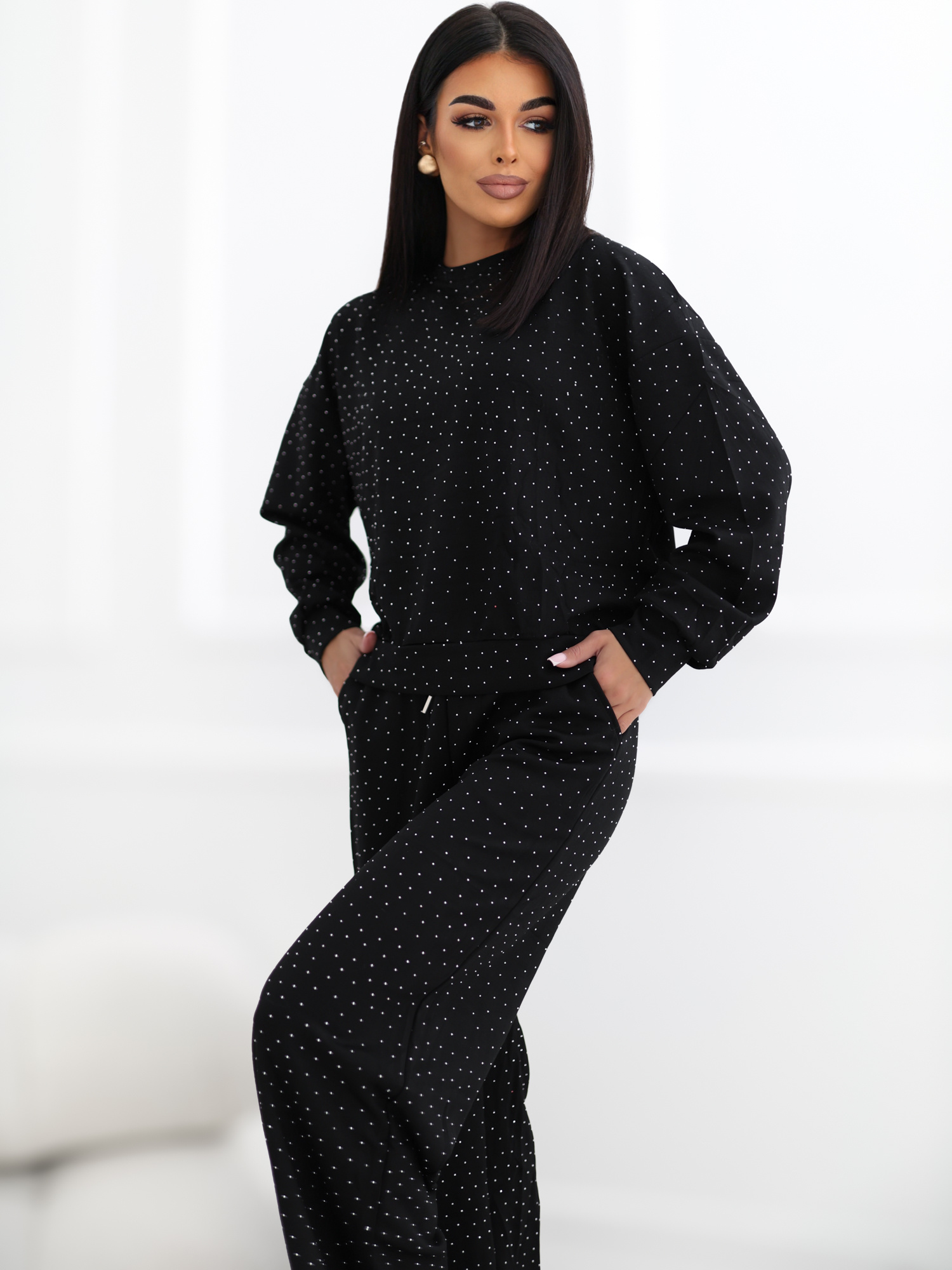 Czarny dwuczęściowy komplet w stylu casual glamour 
