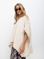 Kremowy damski sweter oversize z rękawem 3/4