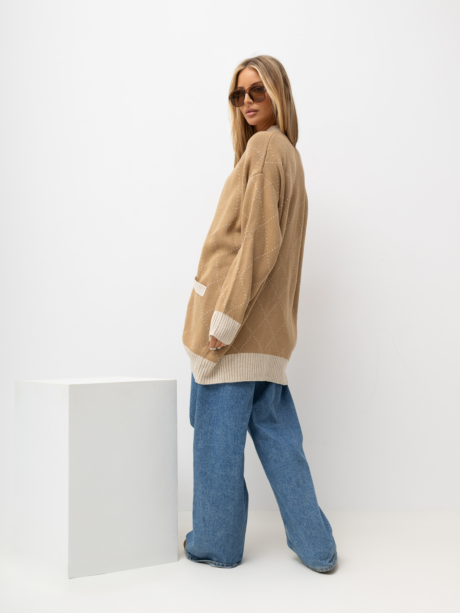 Camelowy sweter rozpinany z zapięciem na guziki RUE PARIS 