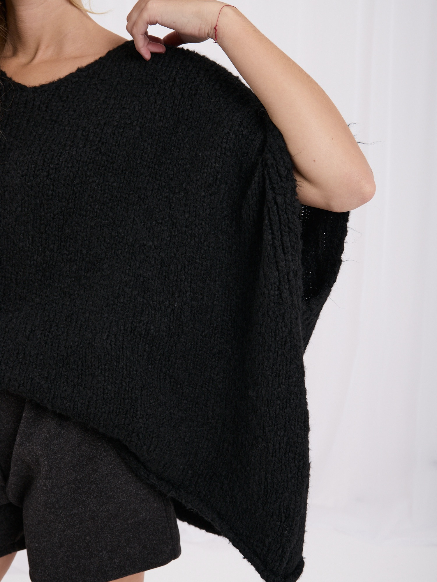 Czarny damski sweter oversize o kroju nietoperza 