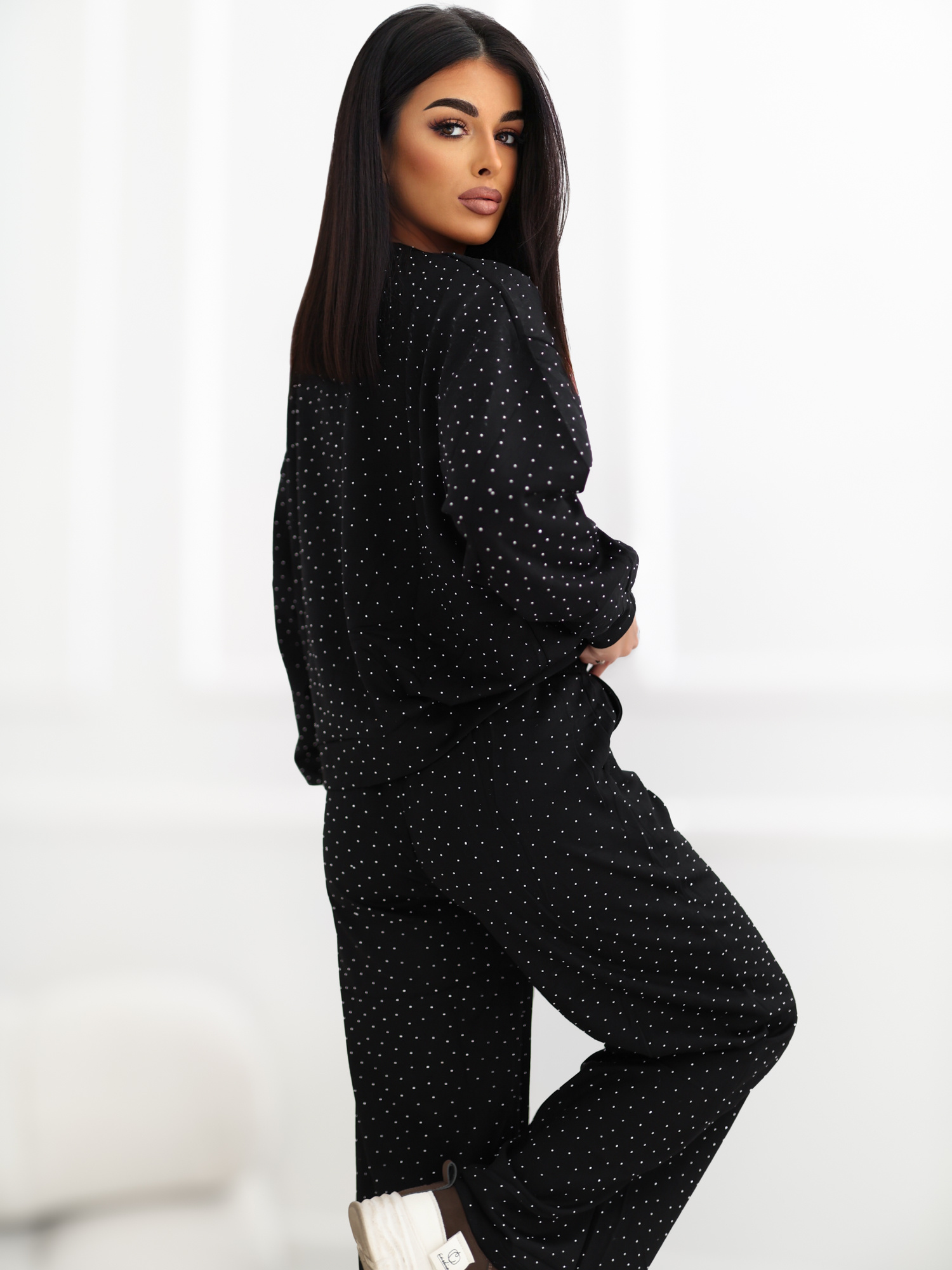 Czarny dwuczęściowy komplet w stylu casual glamour 