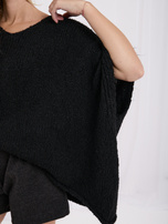 Czarny damski sweter oversize o kroju nietoperza 