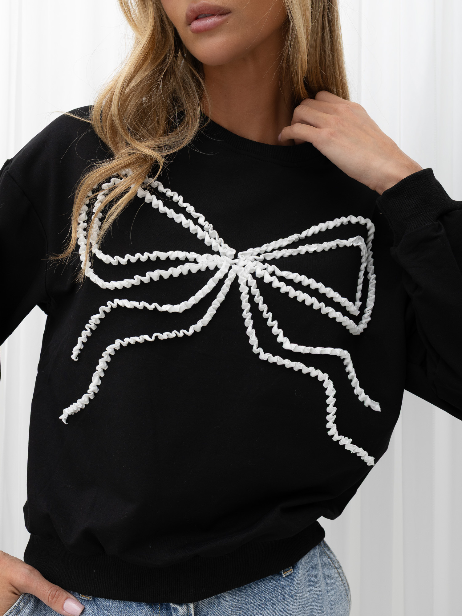 Czarna elegancka bluza z dużą kokardą
