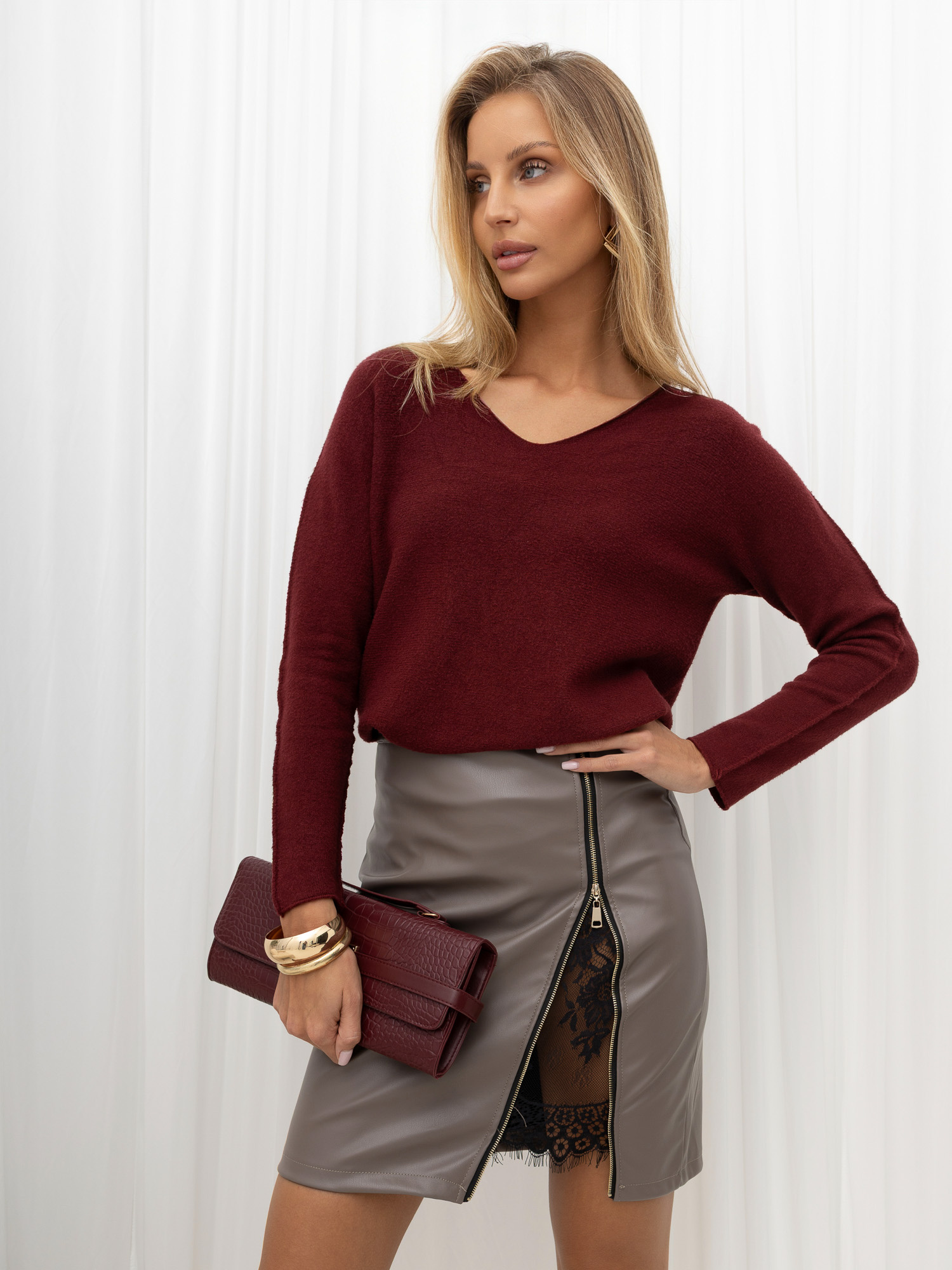 Bordowy damski sweter basic z dekoltem V