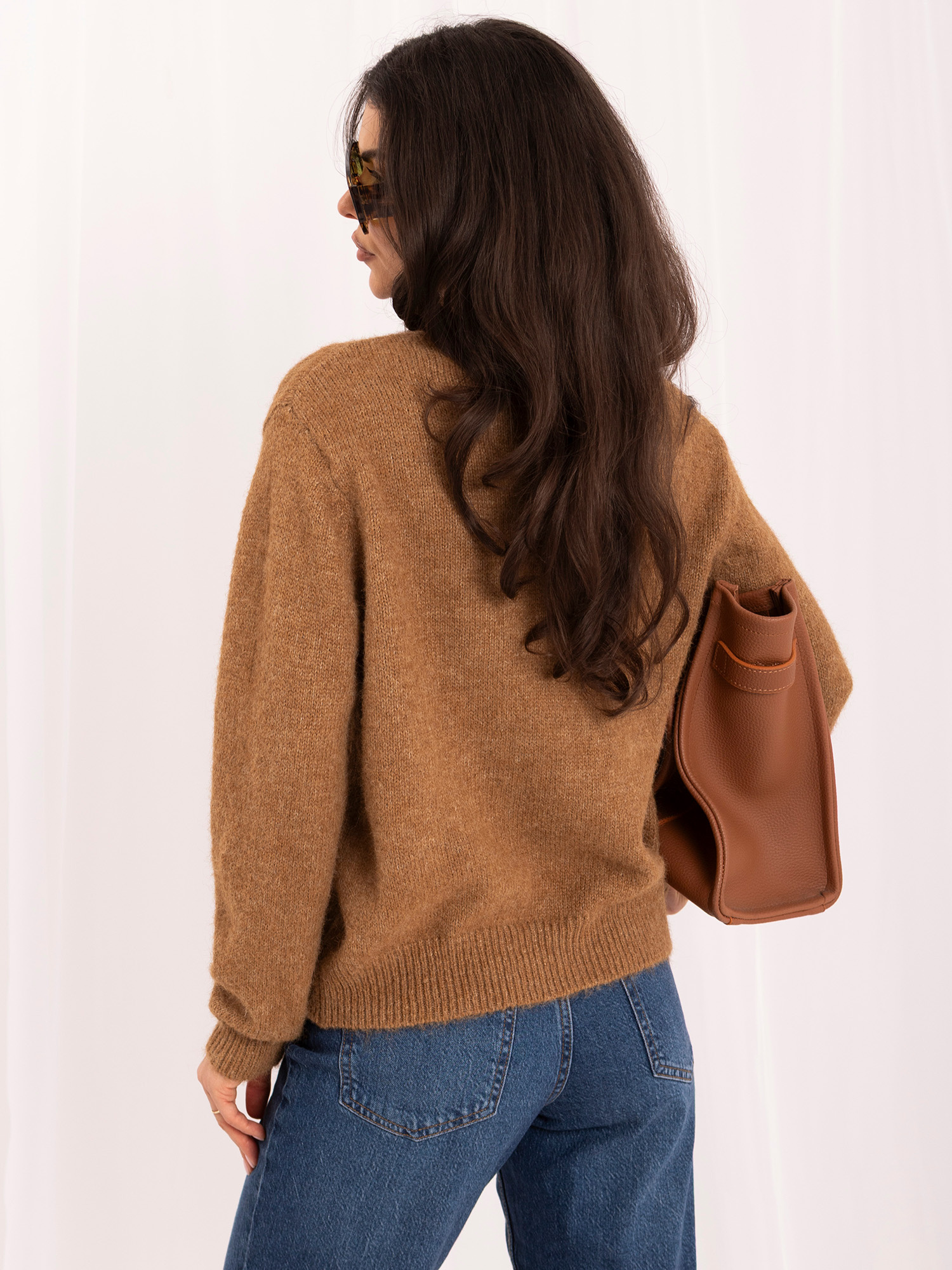 Camelowy damski sweter oversize z domieszką wełny