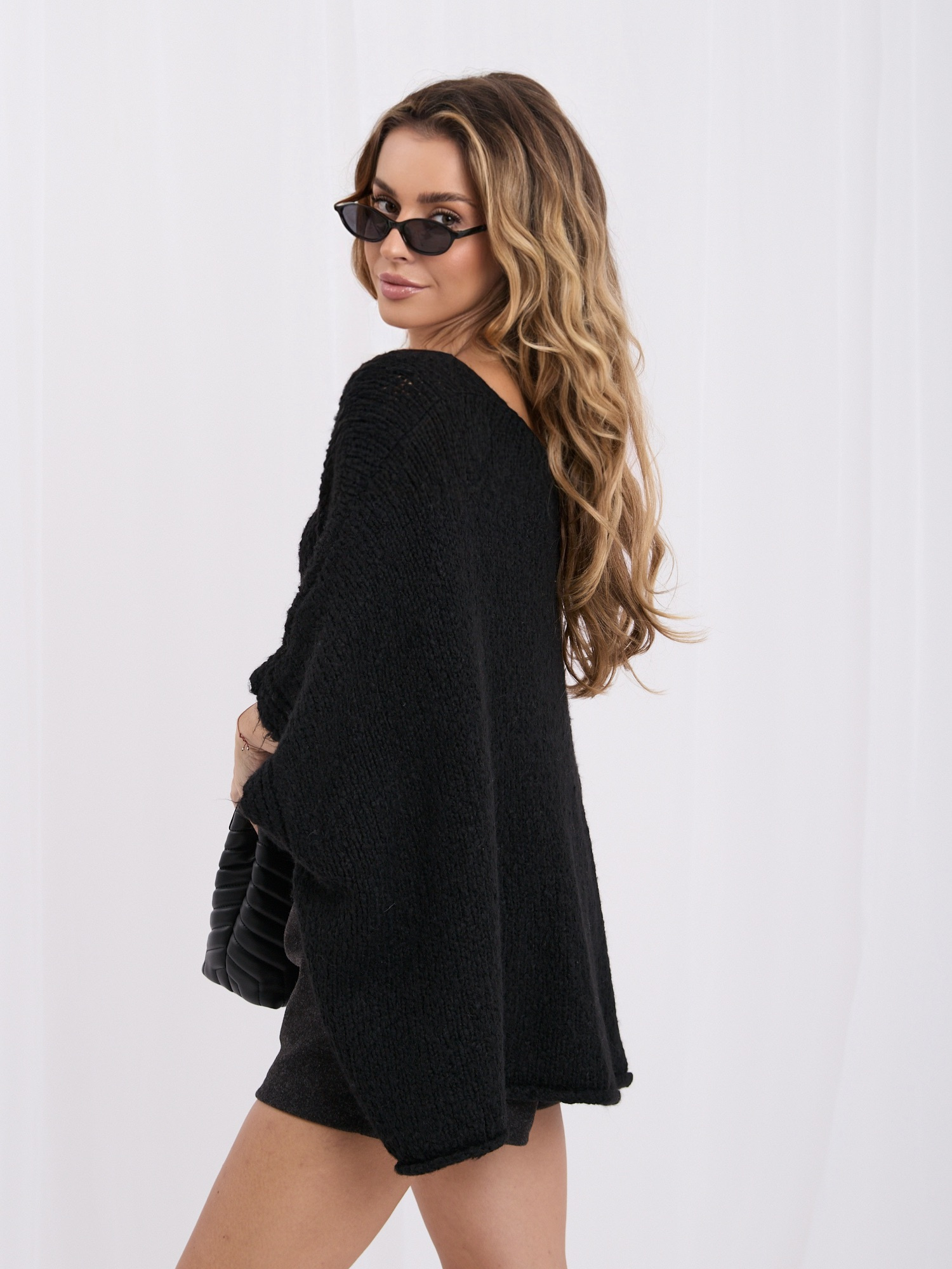Czarny damski sweter oversize o kroju nietoperza 