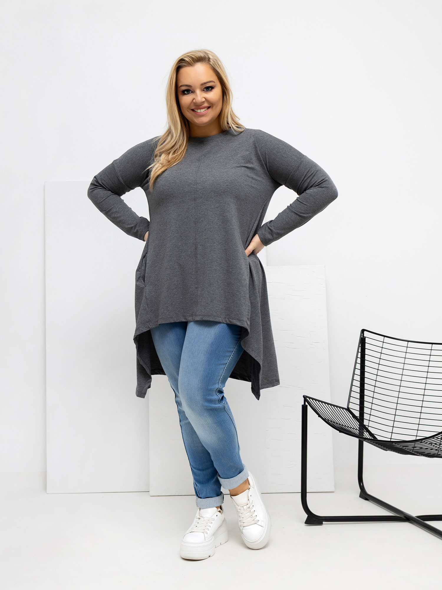 Ciemnoszara bluzka plus size z kieszeniami 
