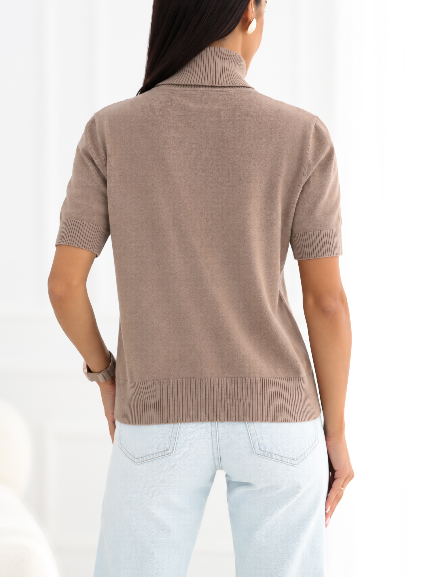 Ciemnobeżowy damski sweter basic z golfem