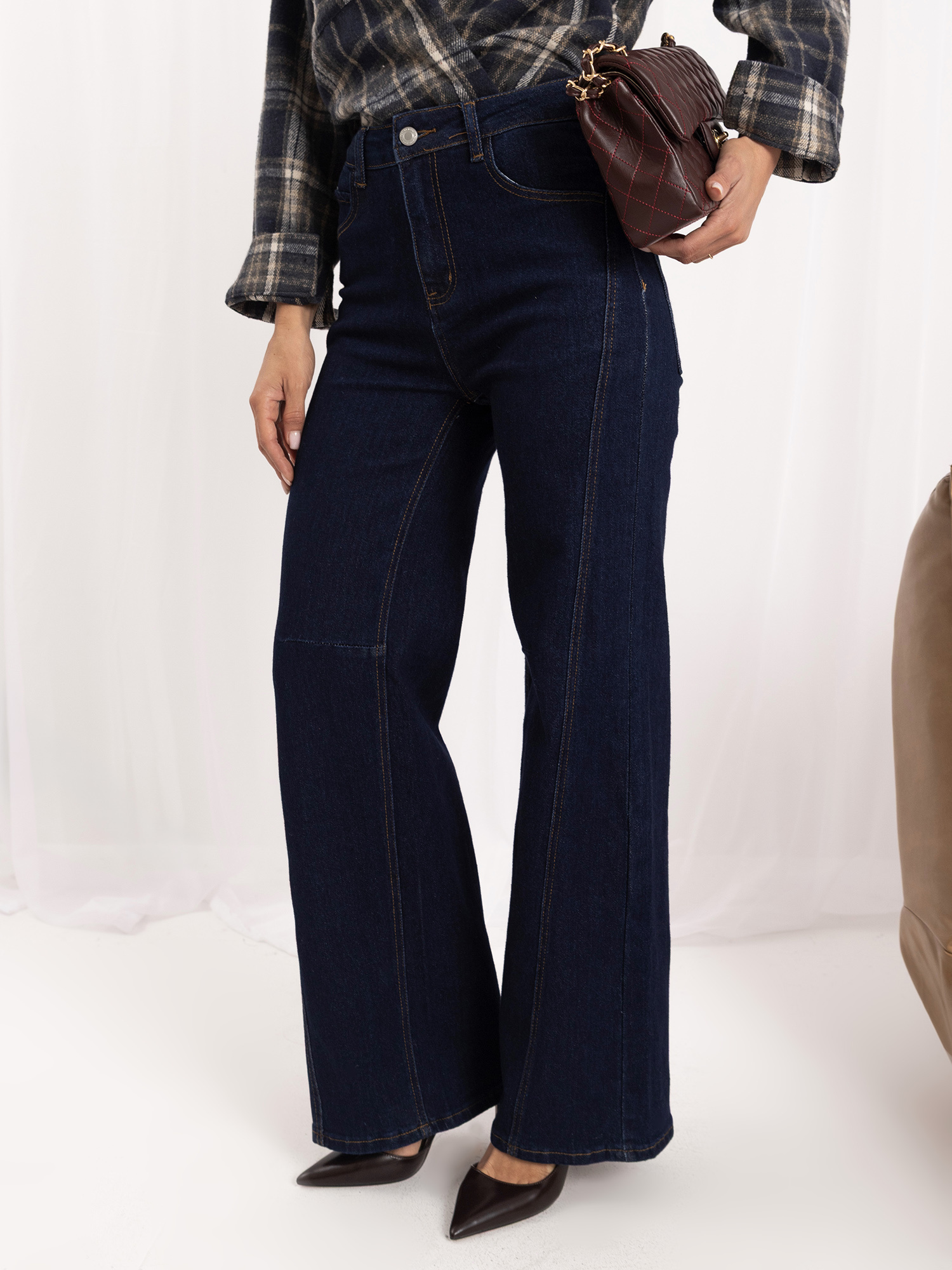 Granatowe jeansy wide leg z ozdobnym przeszyciem