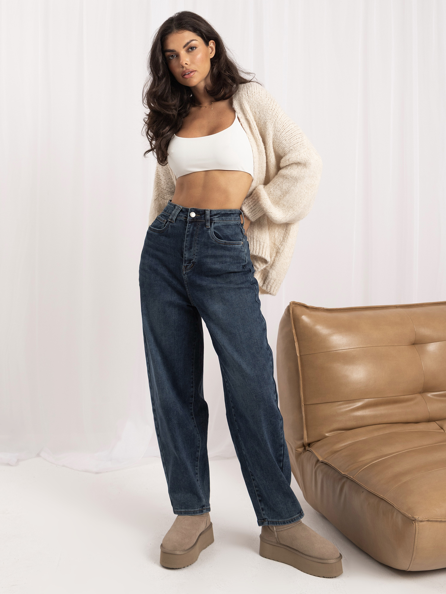 Ciemnoniebieskie damskie jeansy typu balloon