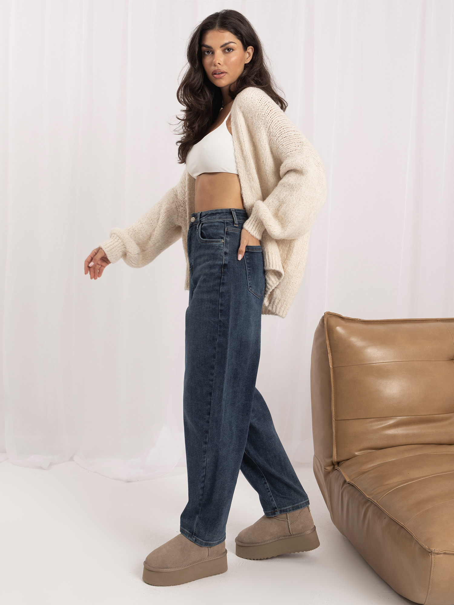 Ciemnoniebieskie damskie jeansy typu balloon