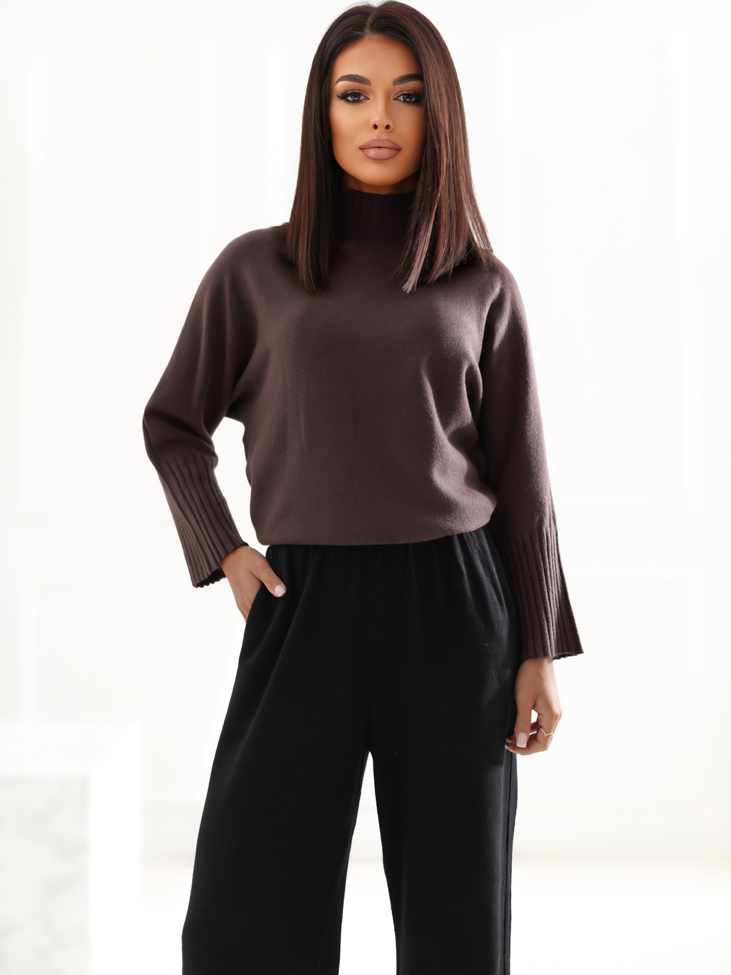 Brązowy damski sweter oversize z golfem