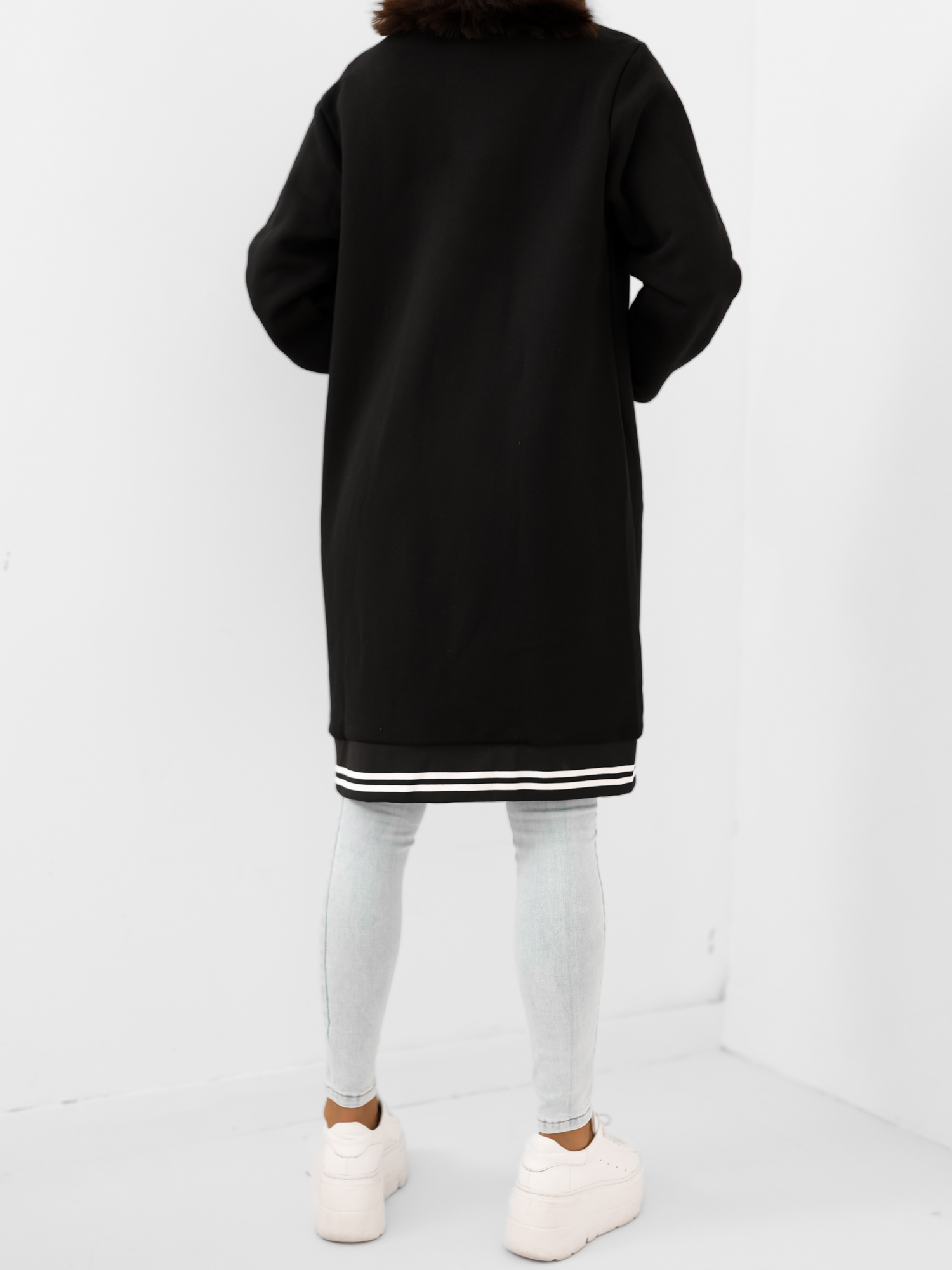 Czarna długa bluza rozpinana z naszywką Lucia RUE PARIS 