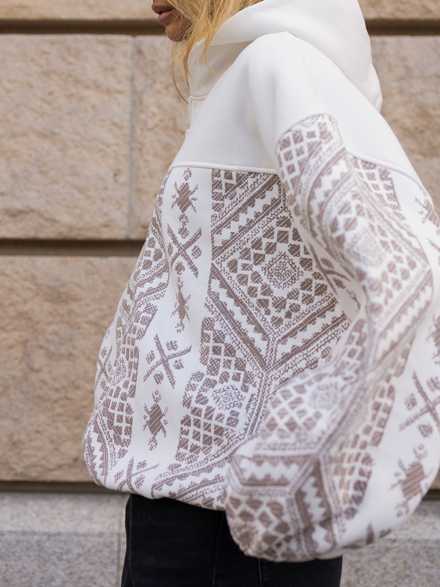 Ecru rozpinana bluza z motywem etnicznym