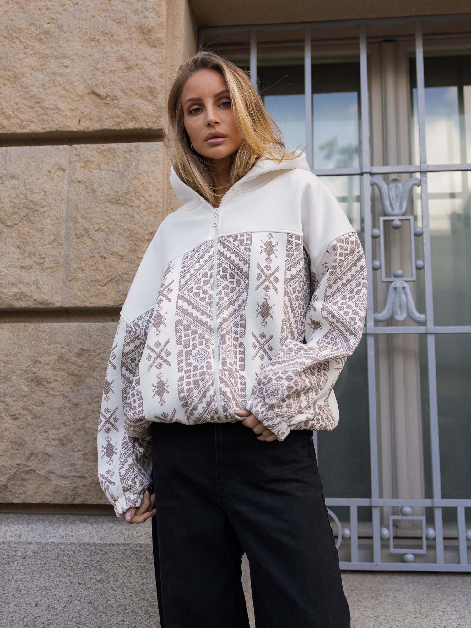 Ecru rozpinana bluza z motywem etnicznym