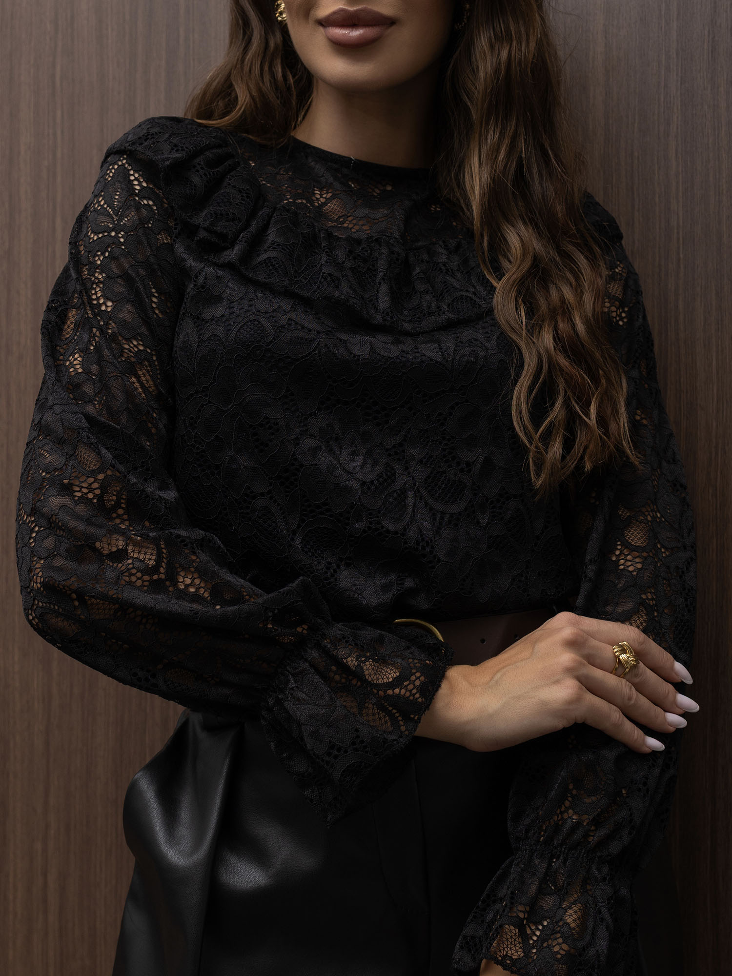 Czarna elegancka bluzka z transparentnej koronki