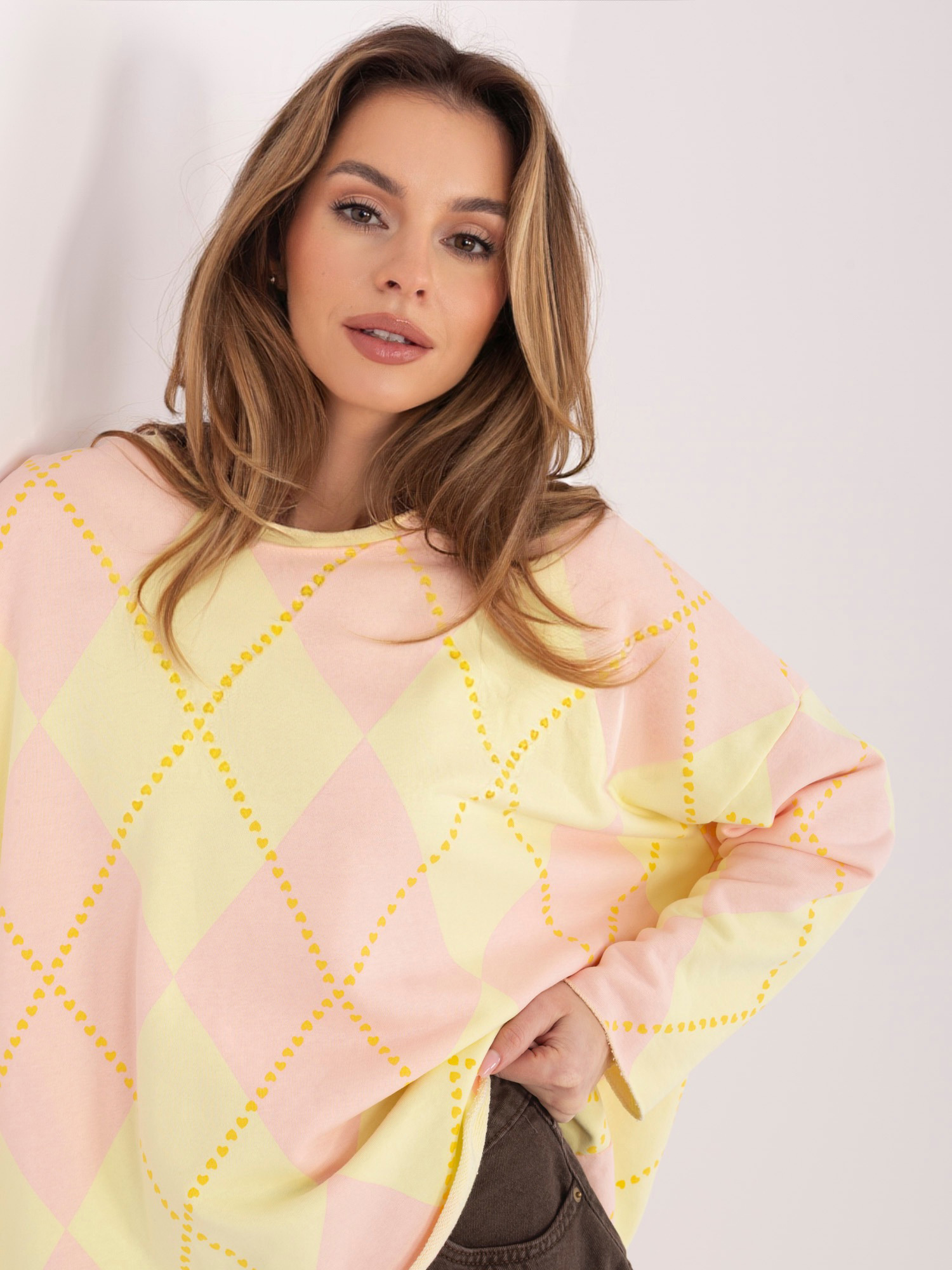 Pastelowa różowo-żółta bluza w geometryczny wzór