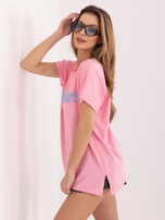 Pastelowy różowy damski t-shirt z kontrastowym napisem 