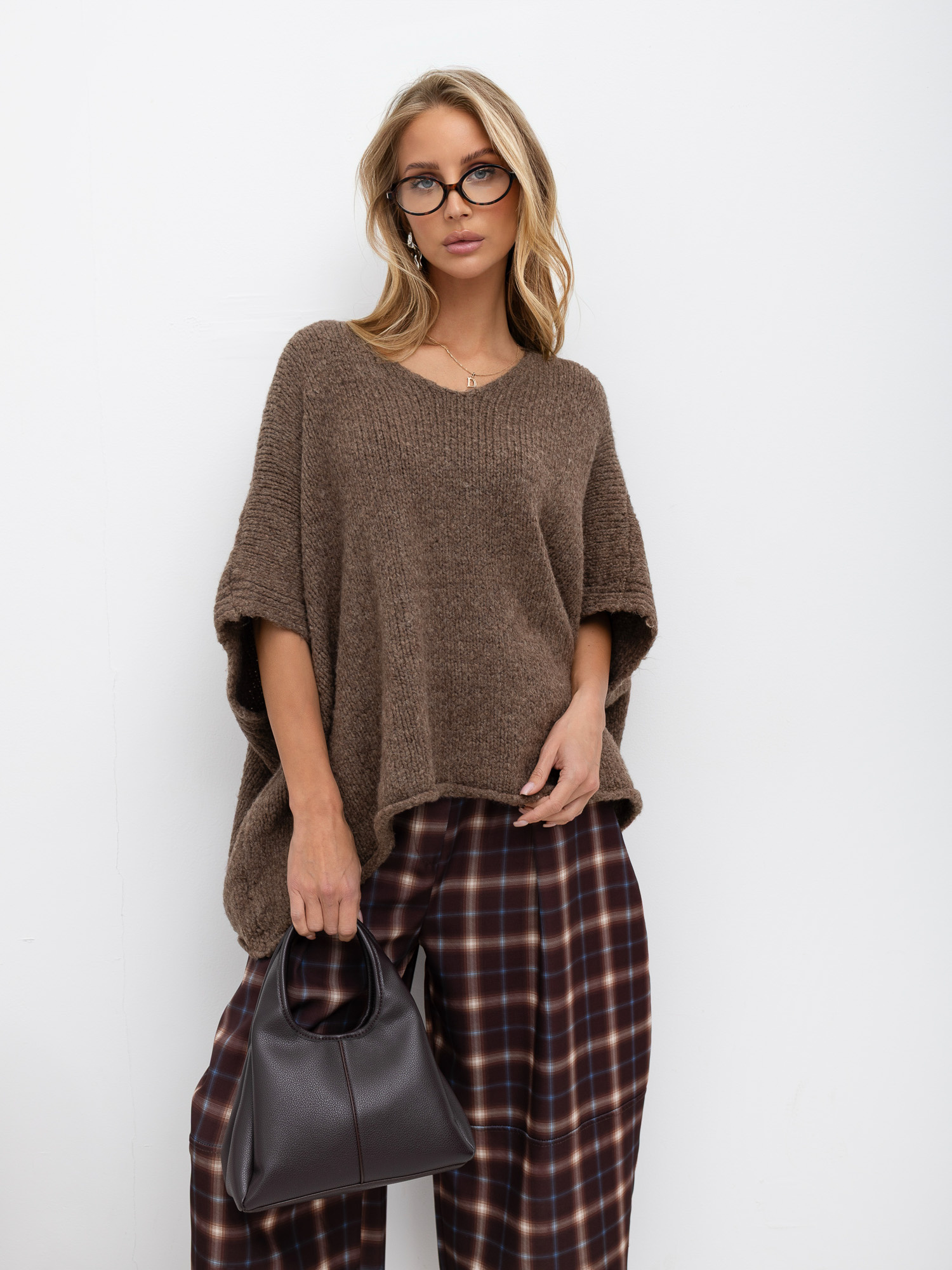 Ciemnobrązowy damski sweter oversize z rękawem 3/4