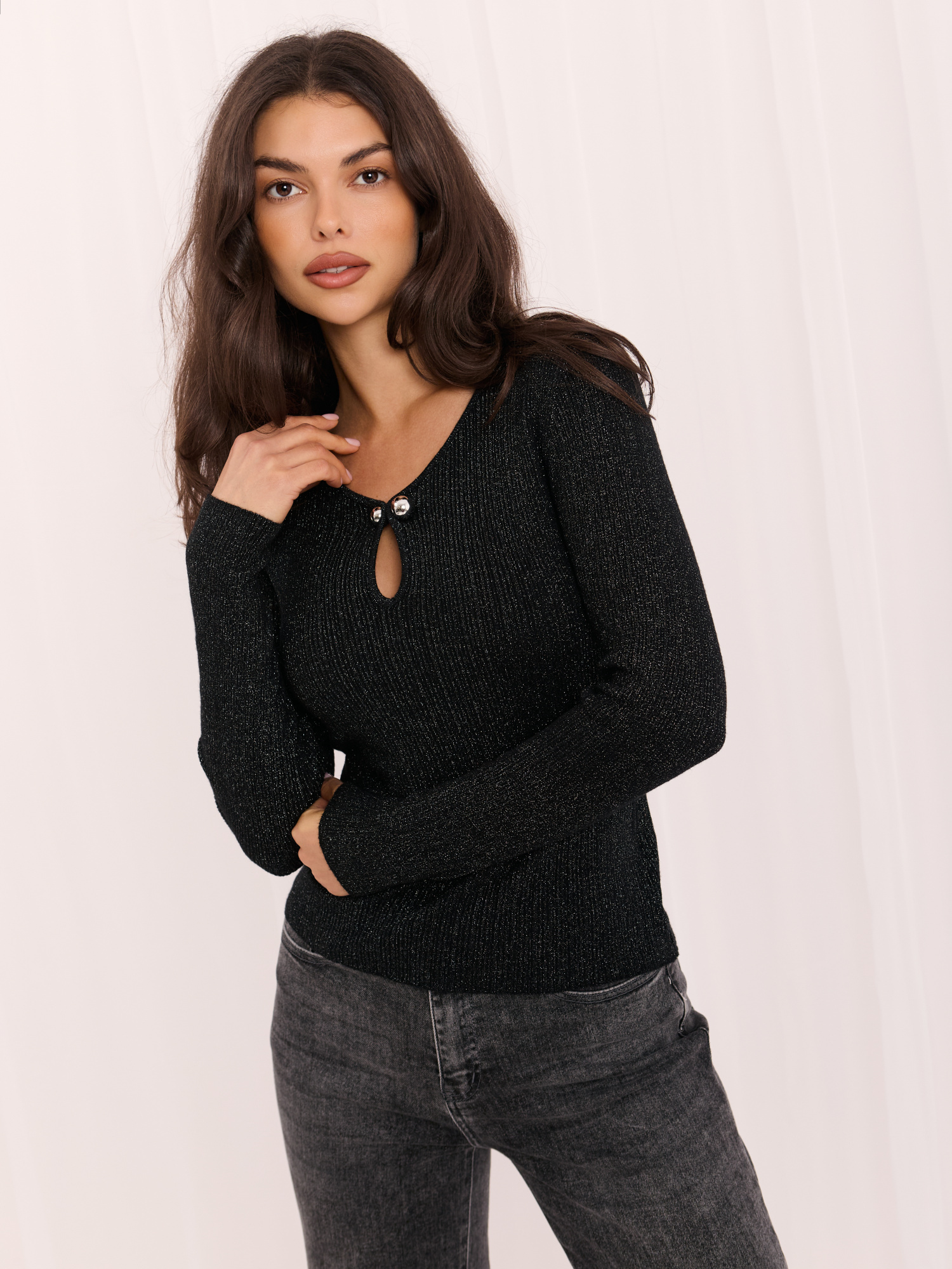 Czarny elegancki sweter z błyszczącą nitką