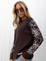Czekoladowy sweter z haftem i metalizowaną nicią