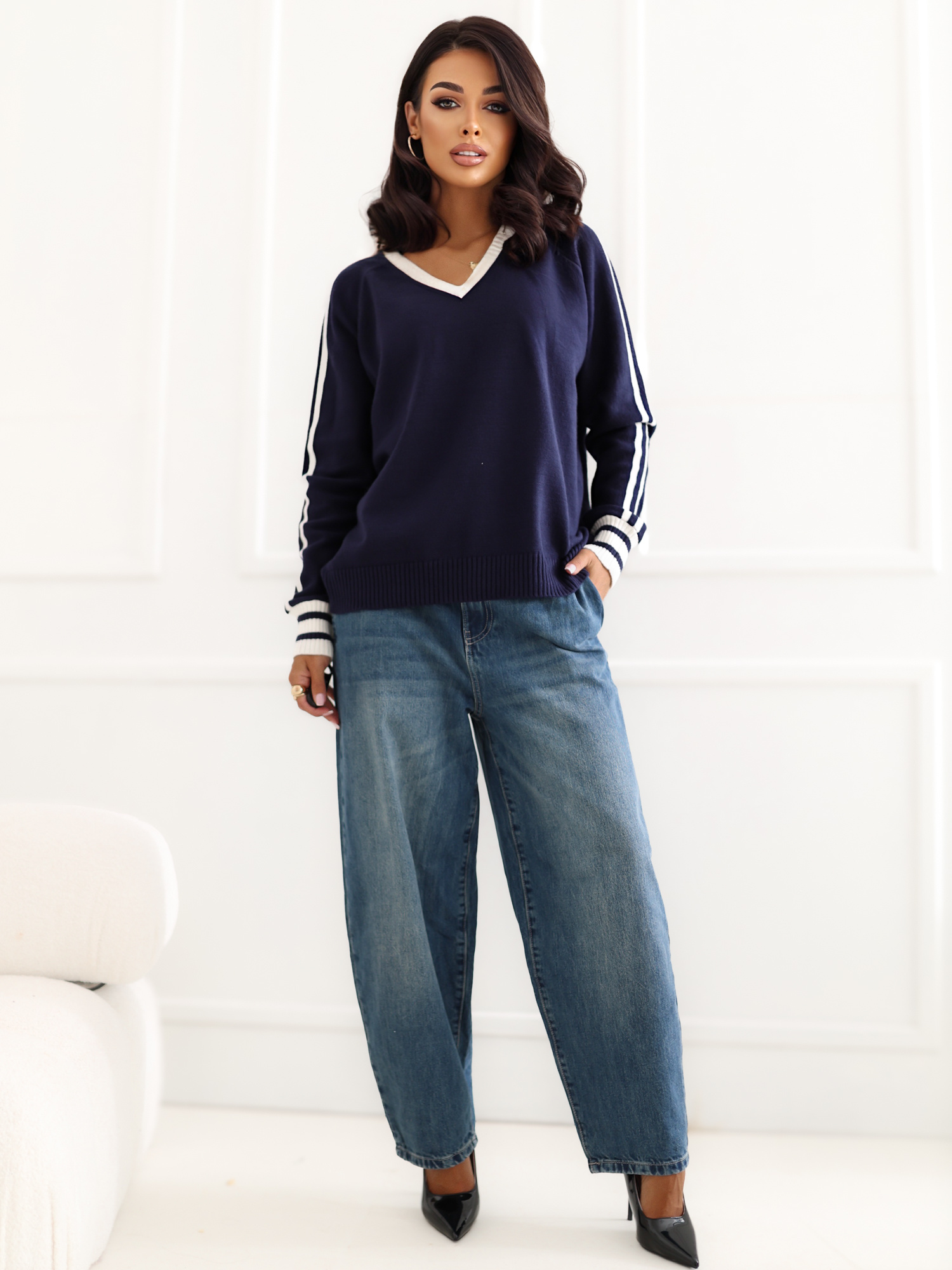 Granatowy damski sweter oversize z lampasami