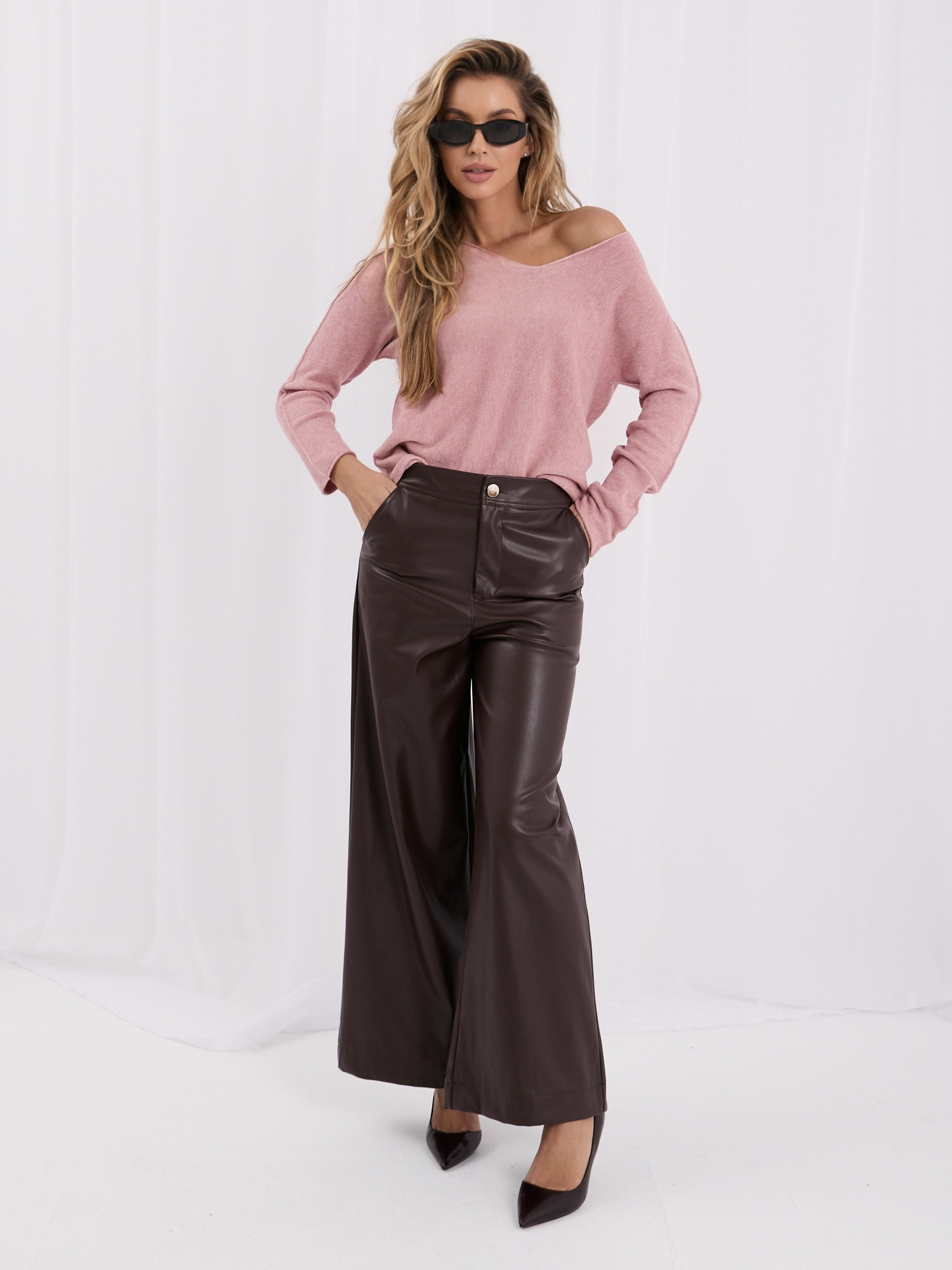 Brudnoróżowy sweter basic z dekoltem w serek 