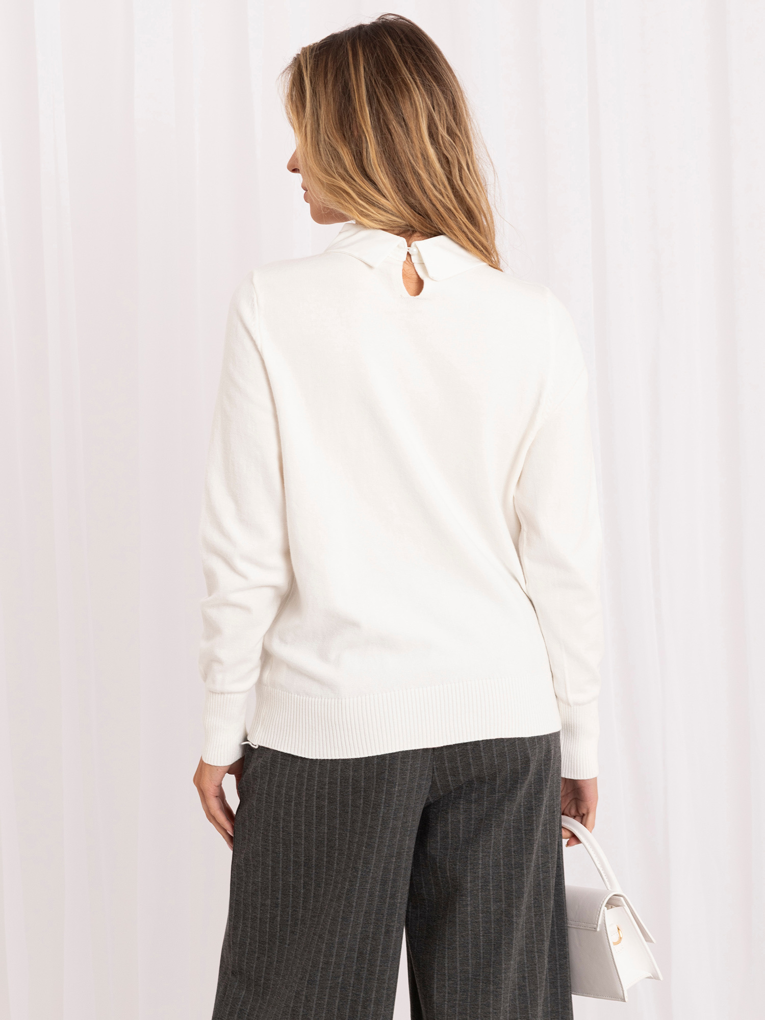 Ecru elegancki sweter z cyrkoniami