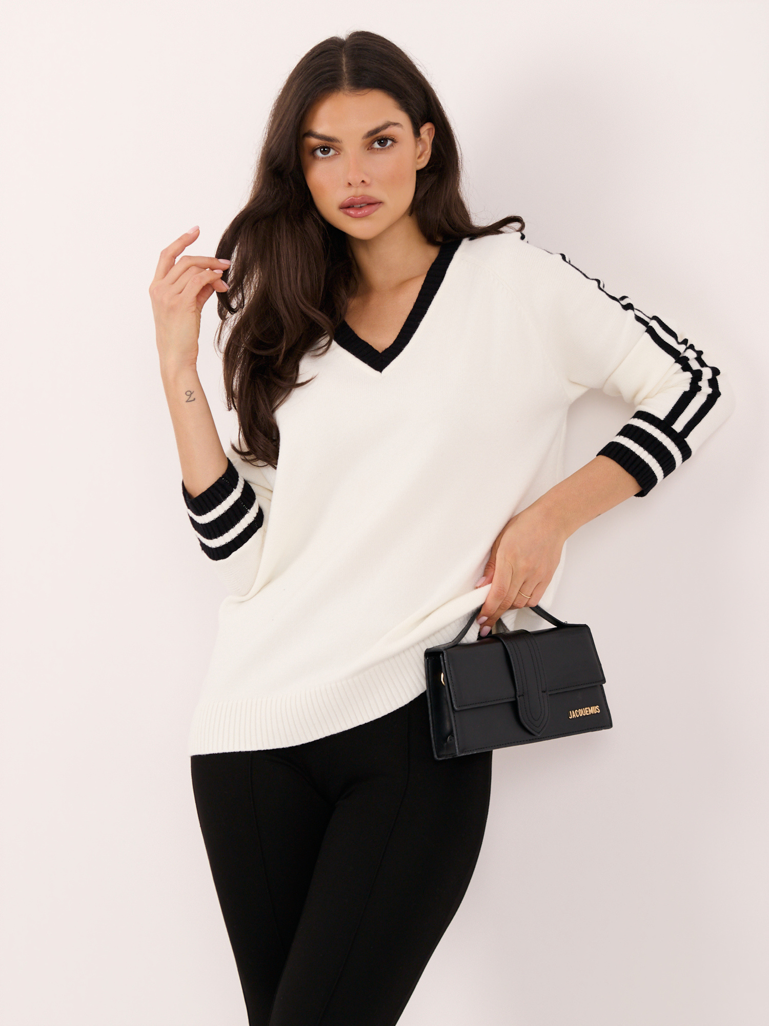 Ecru-czarny damski sweter oversize z dekoltem V