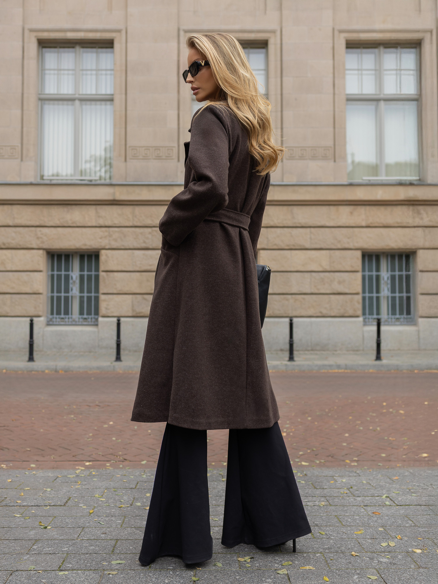 Brązowy elegancki płaszcz o strukturze melanżu RUE PARIS