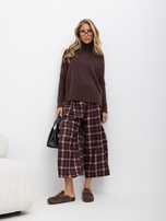 Brązowy damski sweter oversize golf z rozcięciami