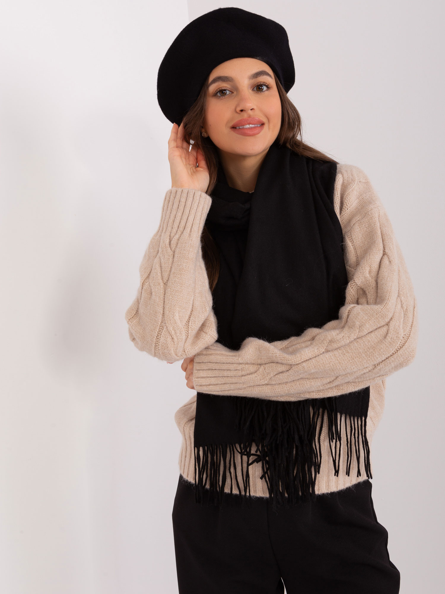 Czarna damska czapka zimowa typu beret 