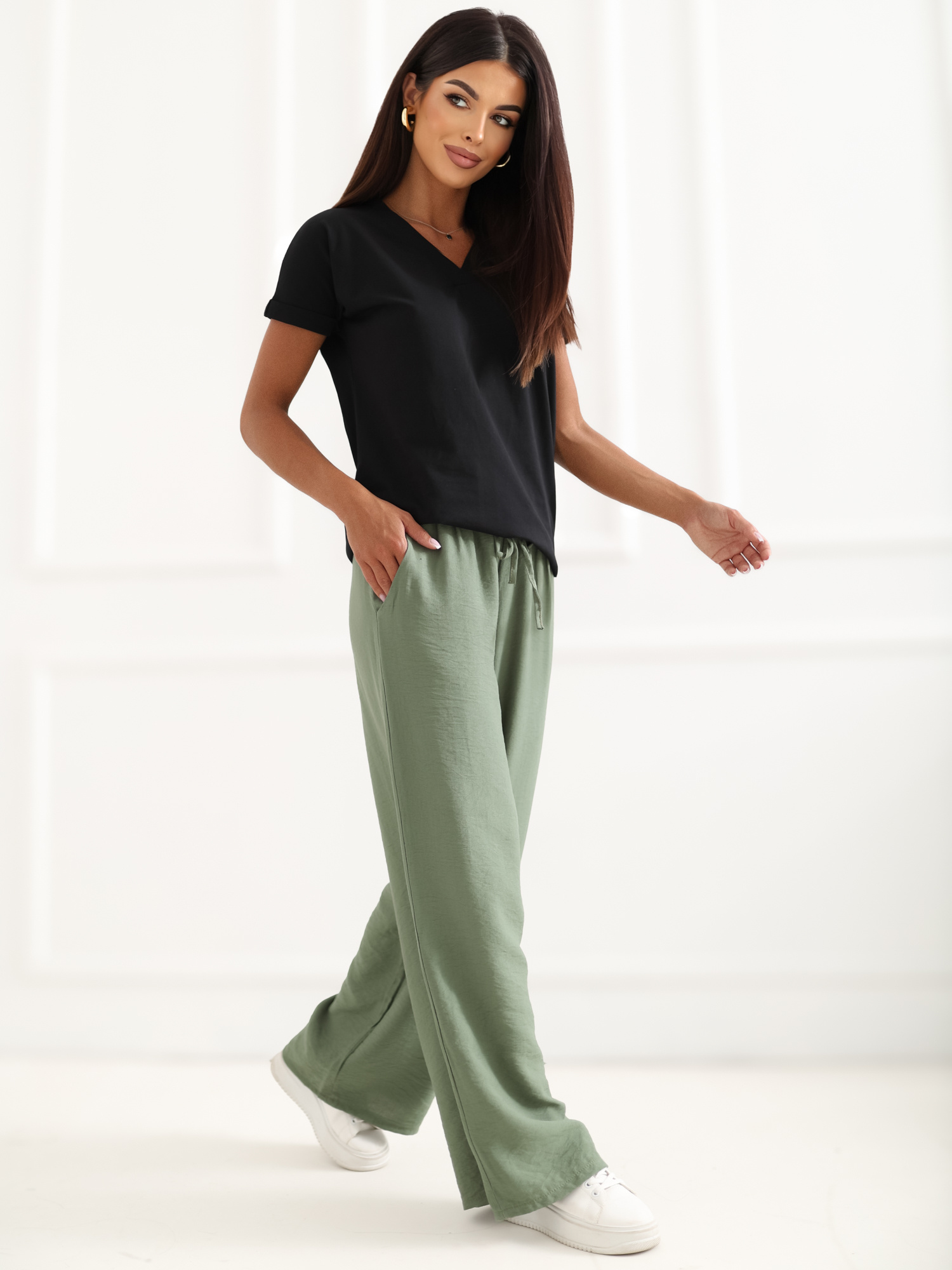 Czarny t-shirt jednokolorowy basic z dekoltem w serek Severine