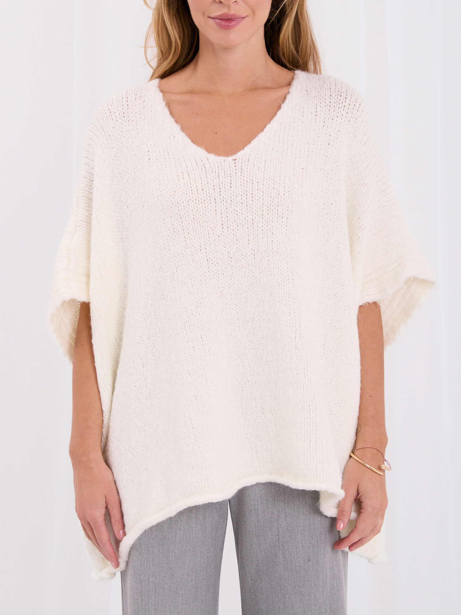 Ecru damski sweter oversize o kroju nietoperza