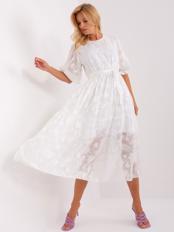 Biała rozkloszowana sukienka z falbaną i haftem