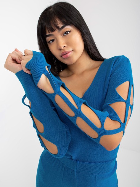 Ciemnoniebieski sweter klasyczny z wycięciami na rękawach 