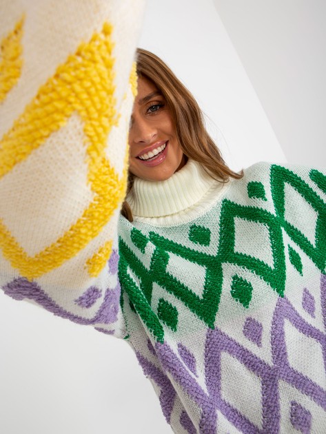 Ecru sweter oversize z golfem w kolorowe wzory 