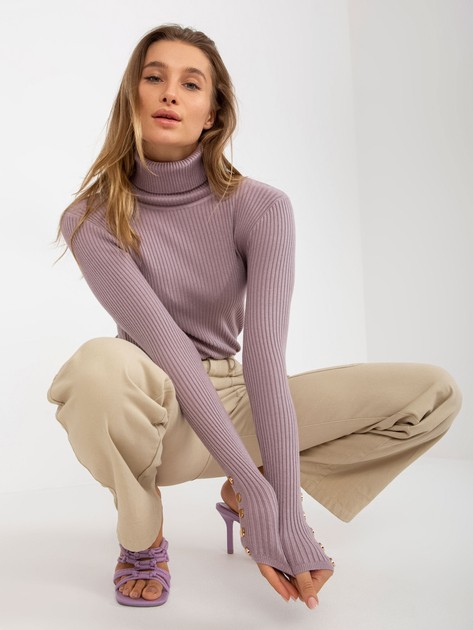 Jasnofioletowy prążkowany sweter z golfem i guzikami 