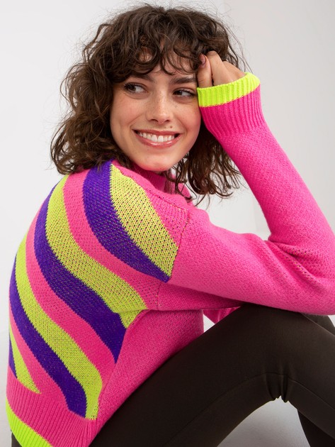 Różowy damski sweter klasyczny z kolorowym wzorem